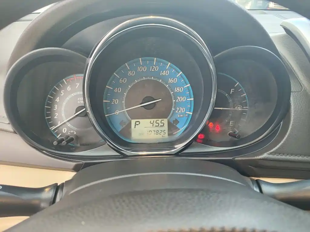 Toyota Yaris L 2015 — фото 12