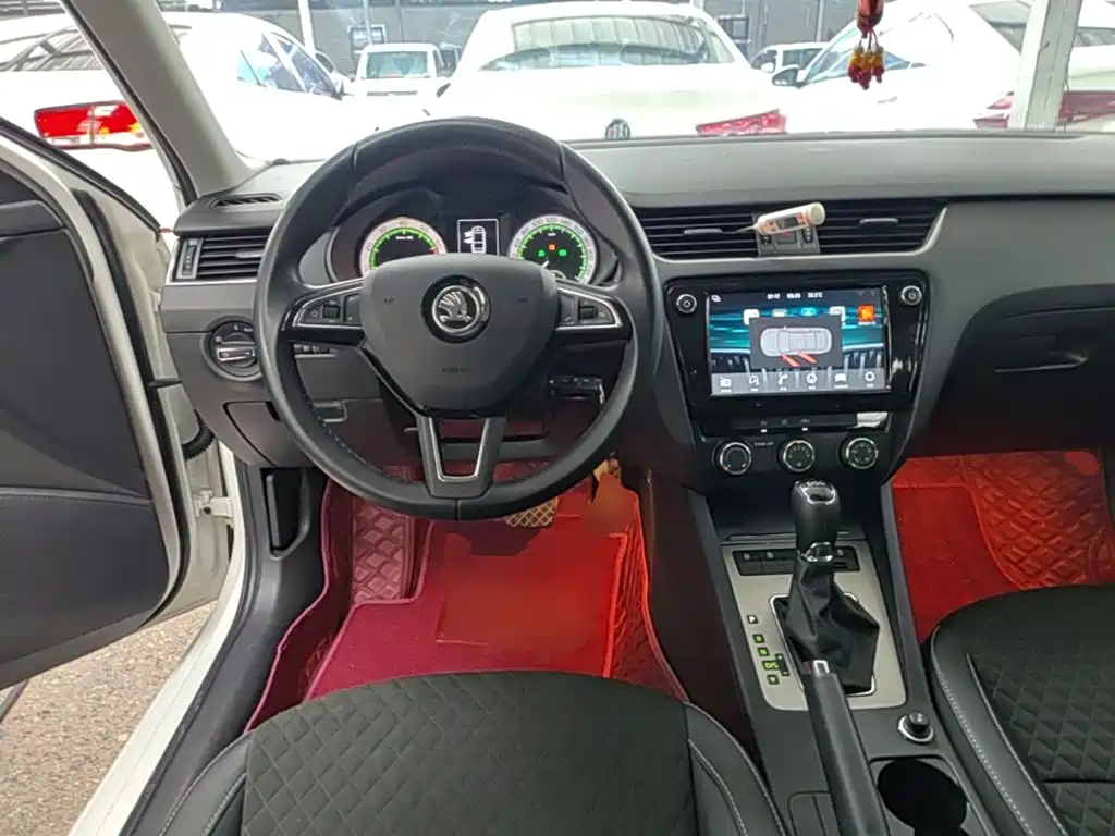 Skoda Octavia 2017 — фото 11