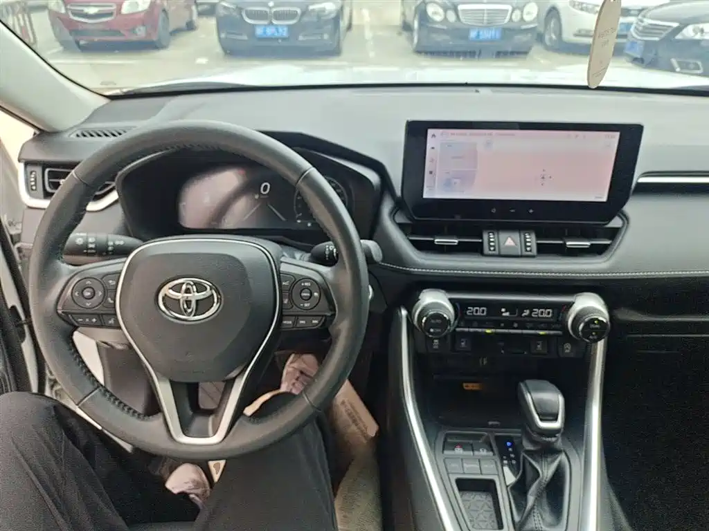 Toyota RAV4 2023 — фото 10