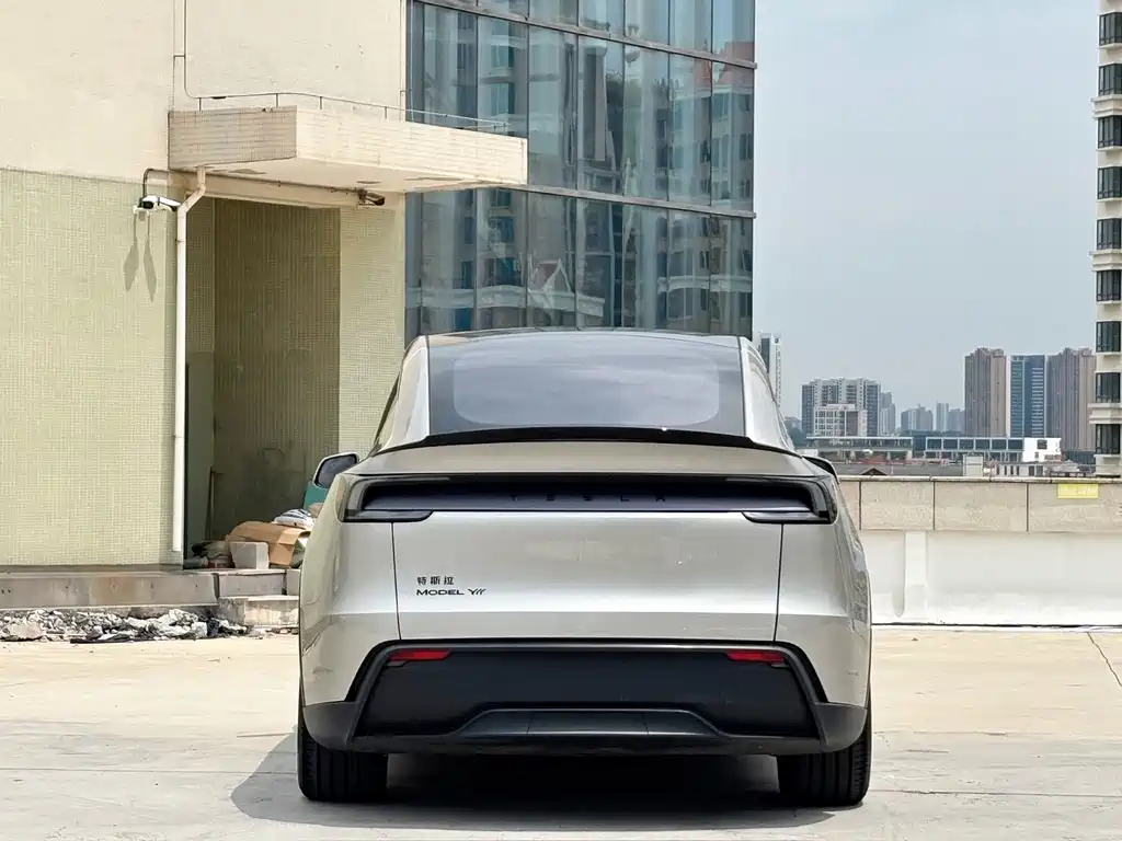 Tesla Model Y L 2025 — фото 11