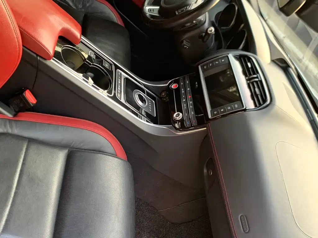 Jaguar XE 2017 — фото 15