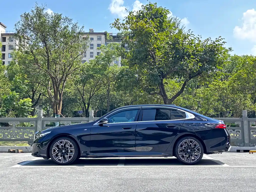 BMW 5 Series 2025