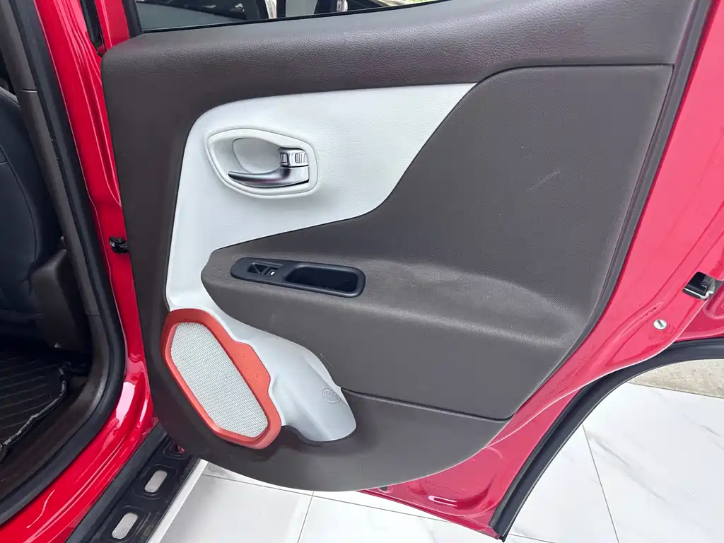 Jeep Renegade 2017 — фото 25