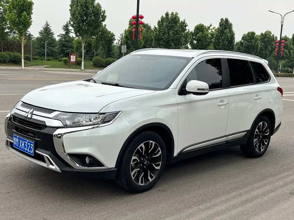Mitsubishi Outlander 2020 — фото 1