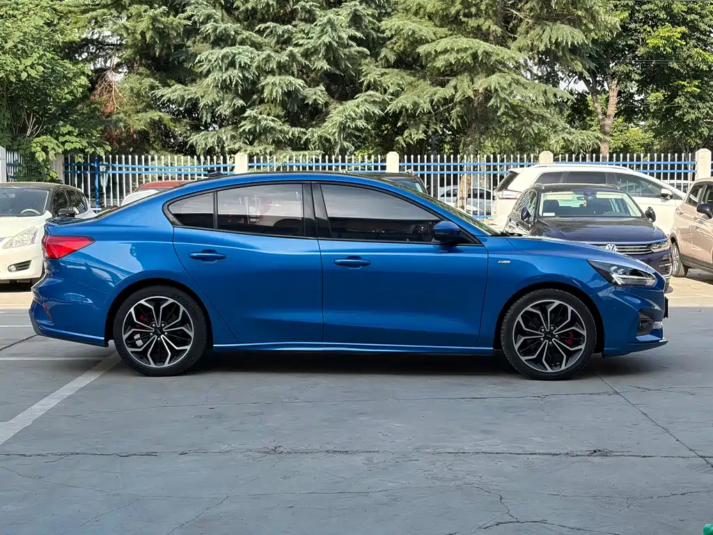 Ford Focus 2021 — фото 16
