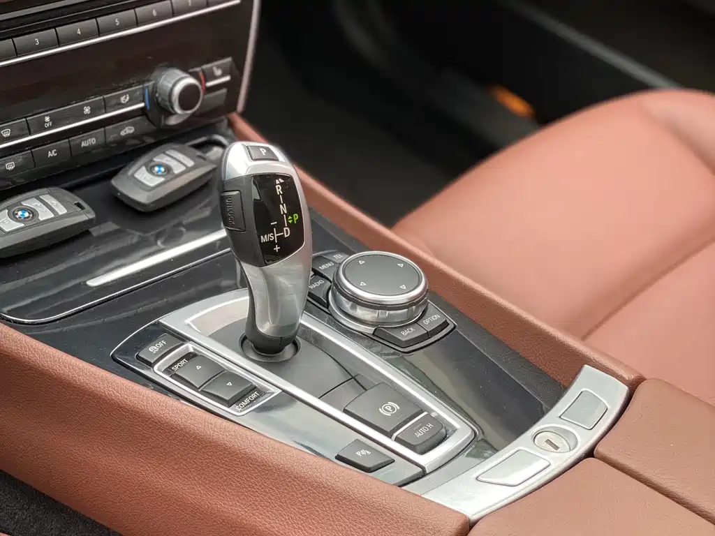 BMW 5 Series GT 2017 — фото 32