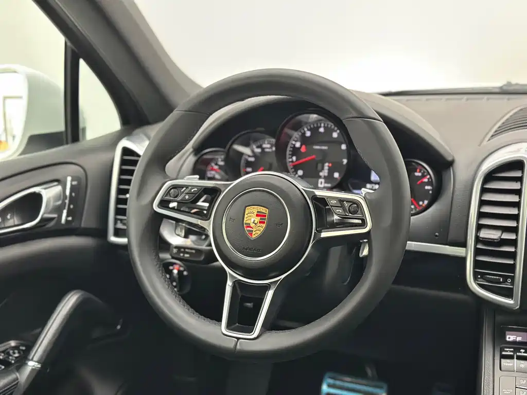 Porsche Cayenne 2015 — фото 33