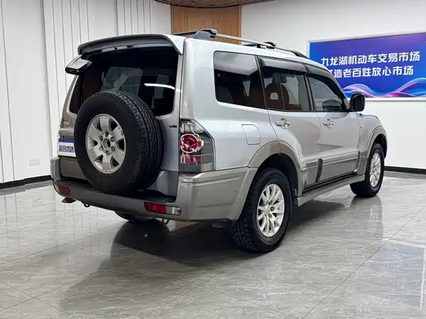 Mitsubishi Pajero 2004