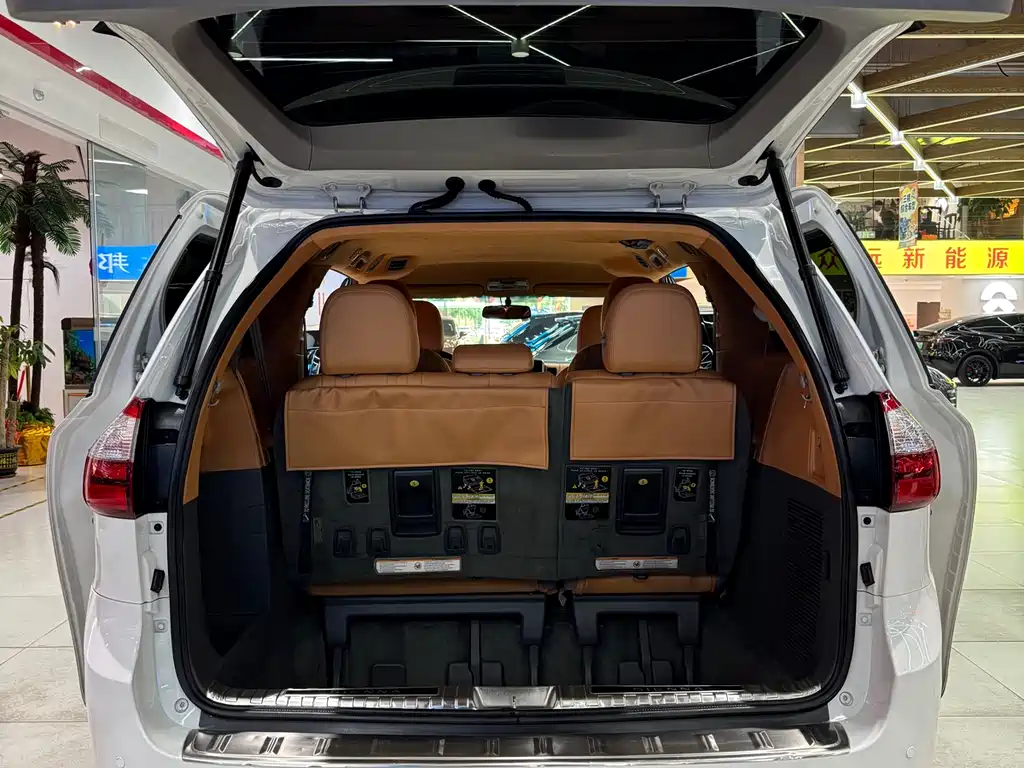 Toyota Sienna 2016 — фото 10