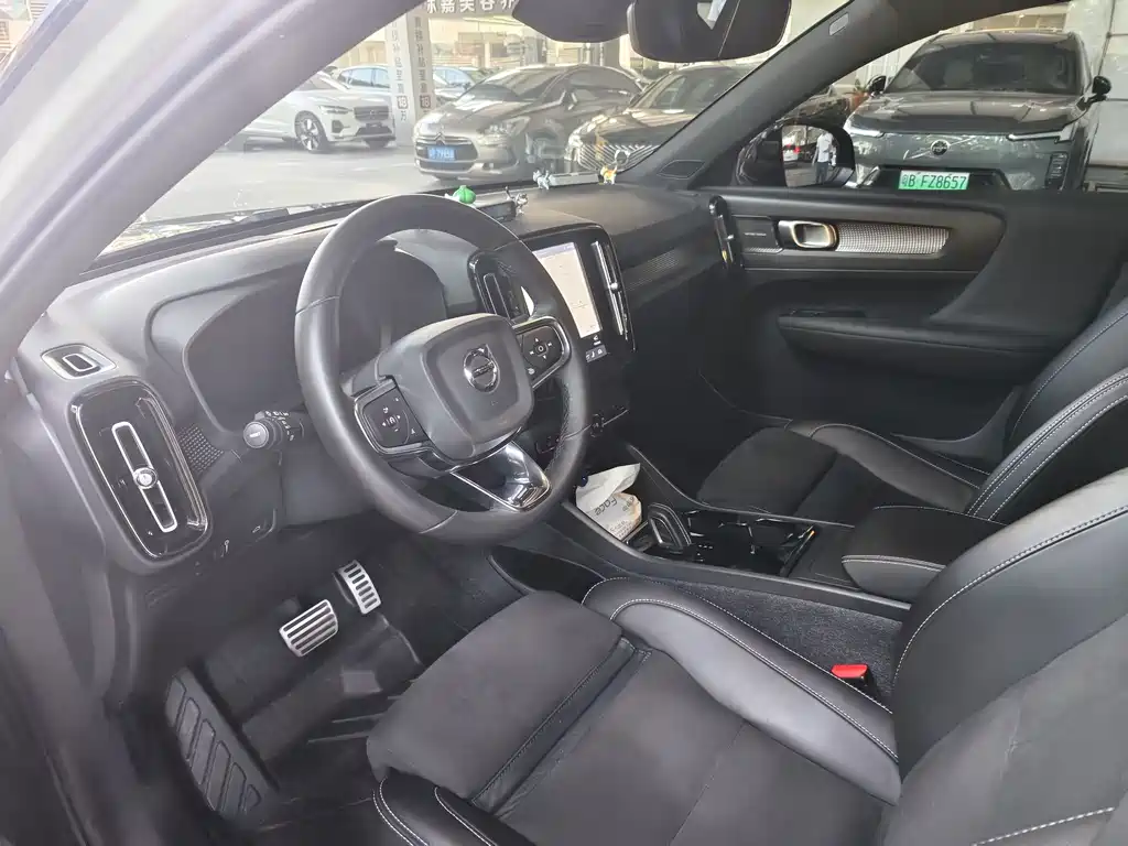 Volvo XC40 New Energy 2022 — фото 6