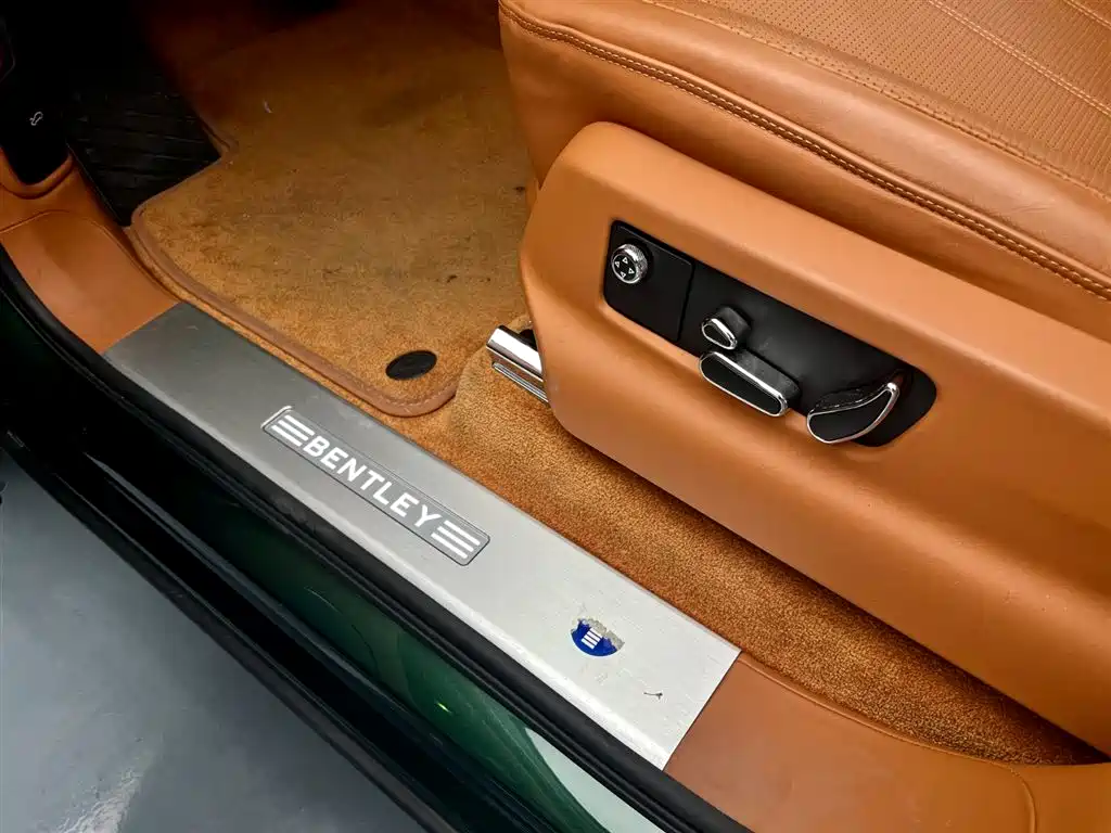 Bentley Bentayga 2021 — фото 12