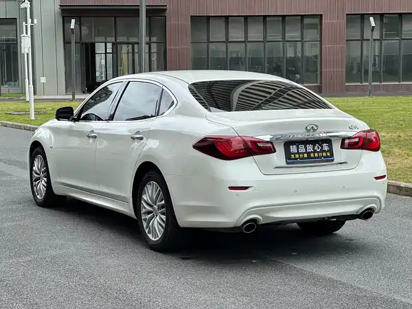 Infiniti Q70 2016