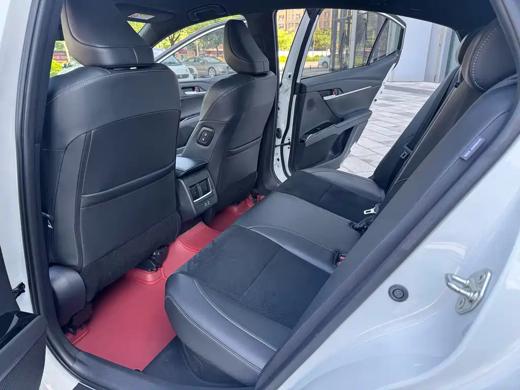 Toyota Camry 2024 — фото 10