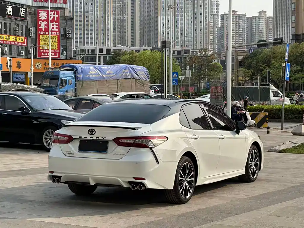 Toyota Camry 2018 — фото 4