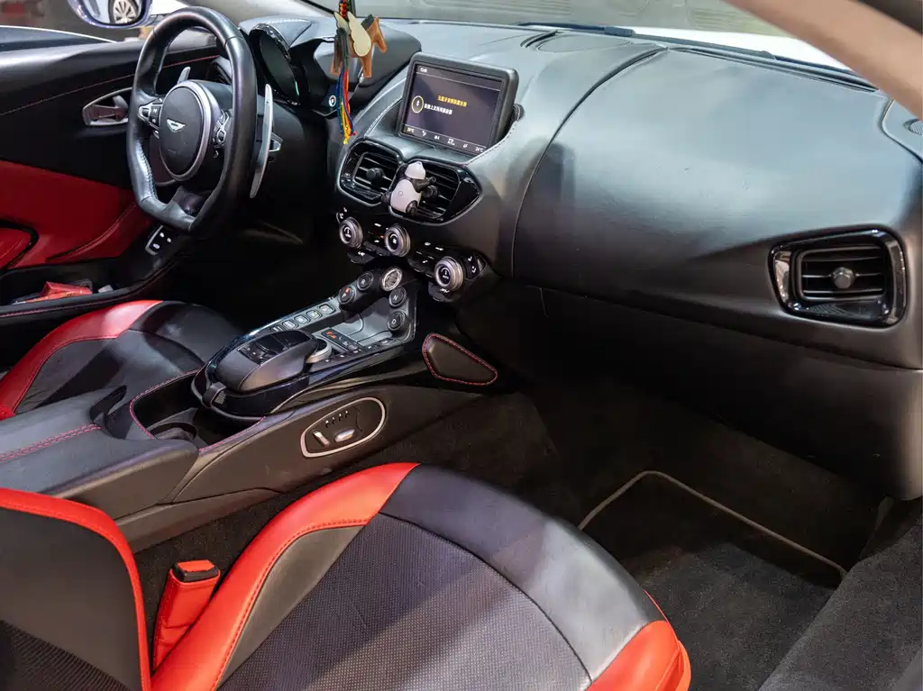 Aston Martin V8 Vantage 2019 — фото 15