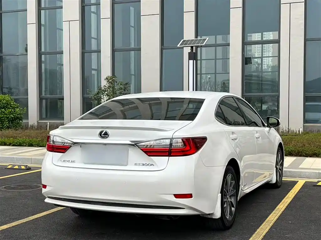 Lexus ES 2018 — фото 23