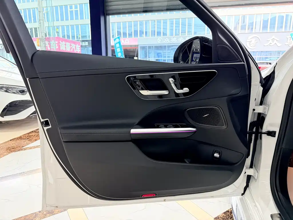 Mercedes-Benz C-Class 2023 — фото 6