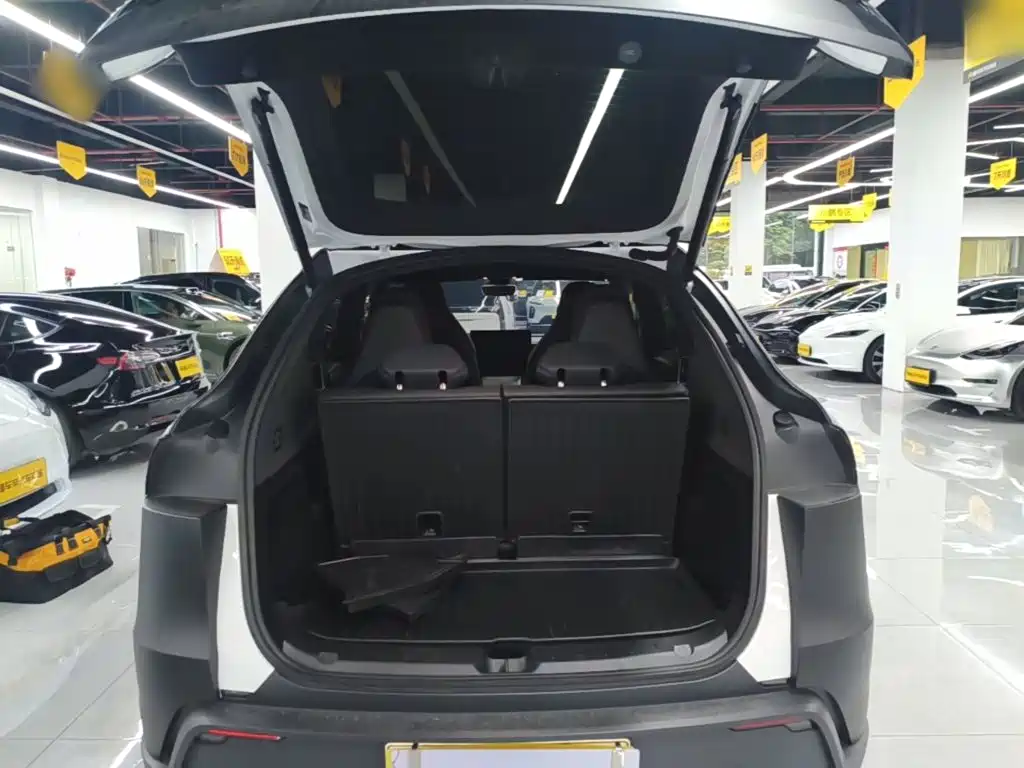 Tesla Model Y L 2025 — фото 19