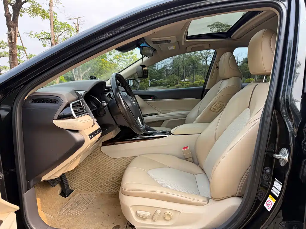 Toyota Camry 2018 — фото 10