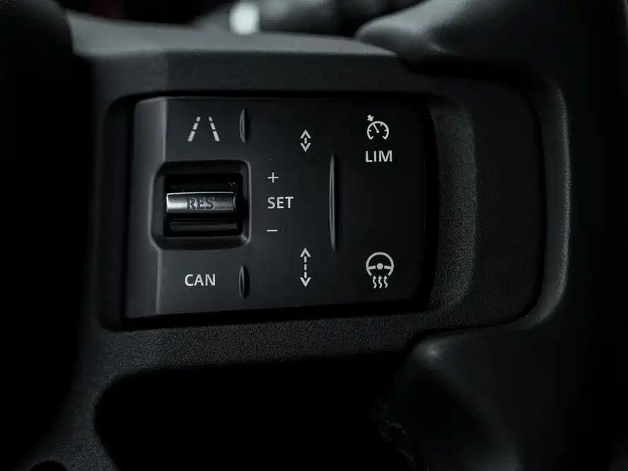 Land Rover Defender 2023 — фото 18