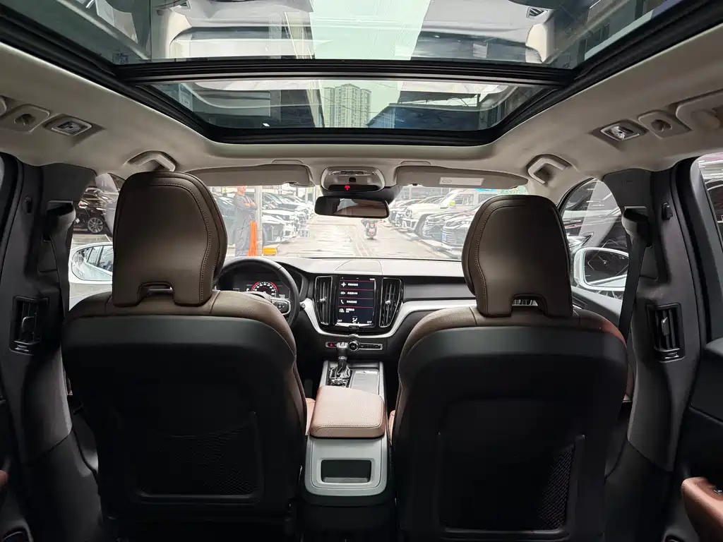 Volvo XC60 2019 — фото 18