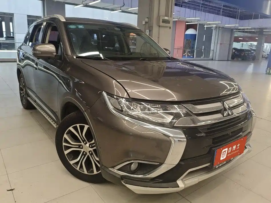 Mitsubishi Outlander 2018 — фото 2