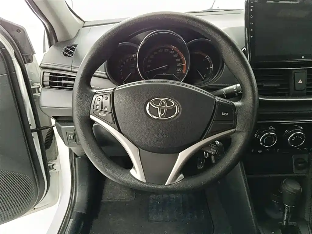 Toyota Yaris L 2022 — фото 11