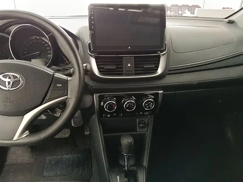 Toyota Yaris L 2022 — фото 13