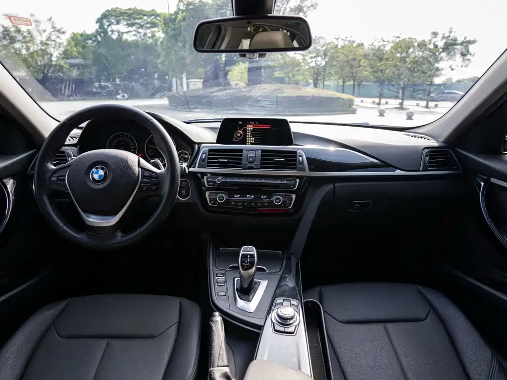 BMW 3 Series 2017 — фото 11