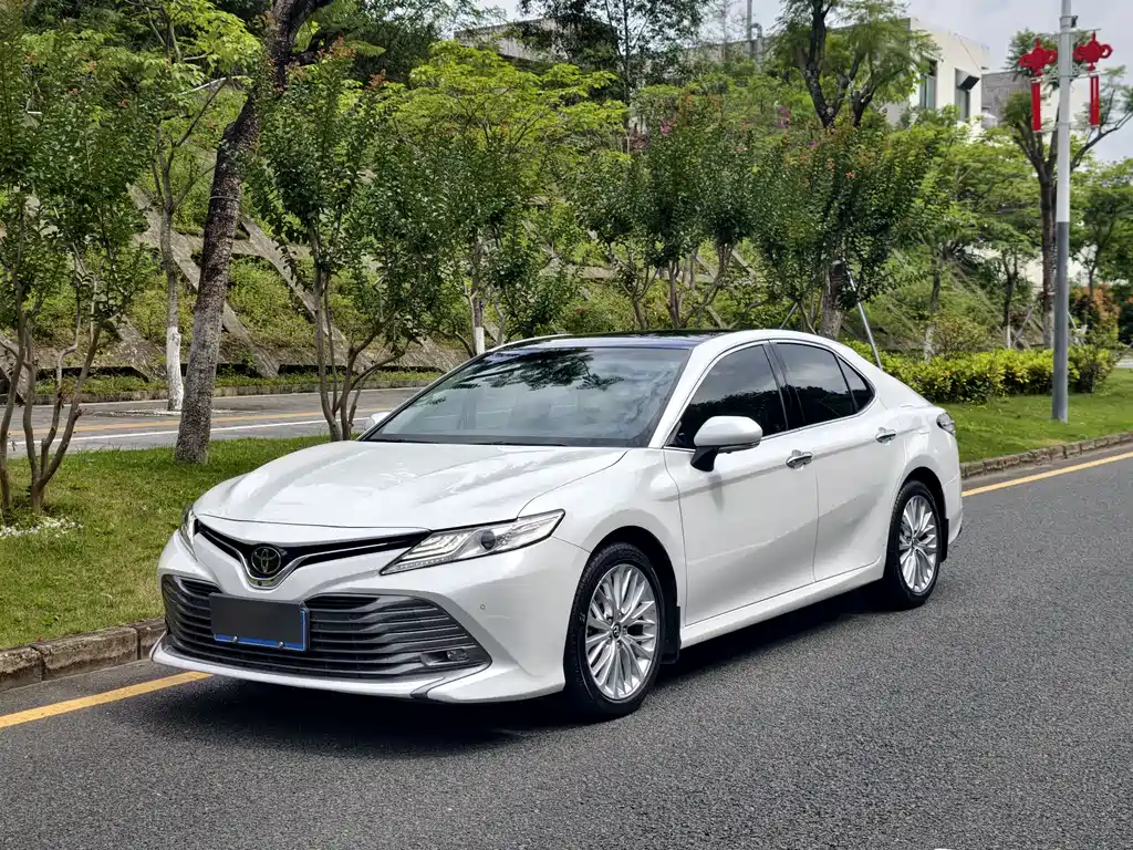 Toyota Camry 2019 — фото 1