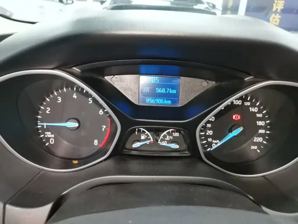 Ford Focus 2015 — фото 12