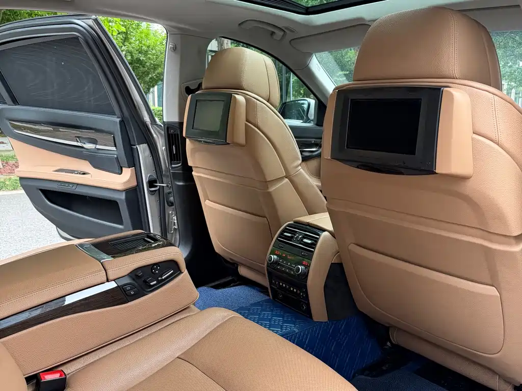 BMW 7 Series 2015 — фото 11