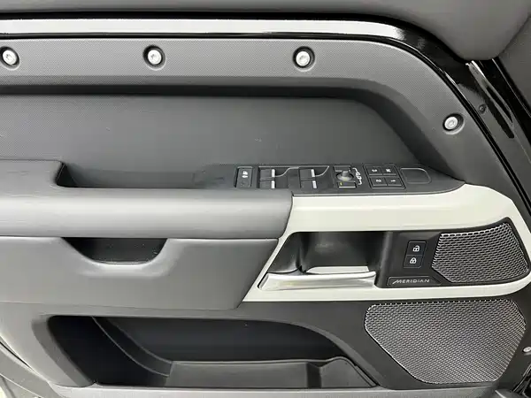 Land Rover Defender 2023
