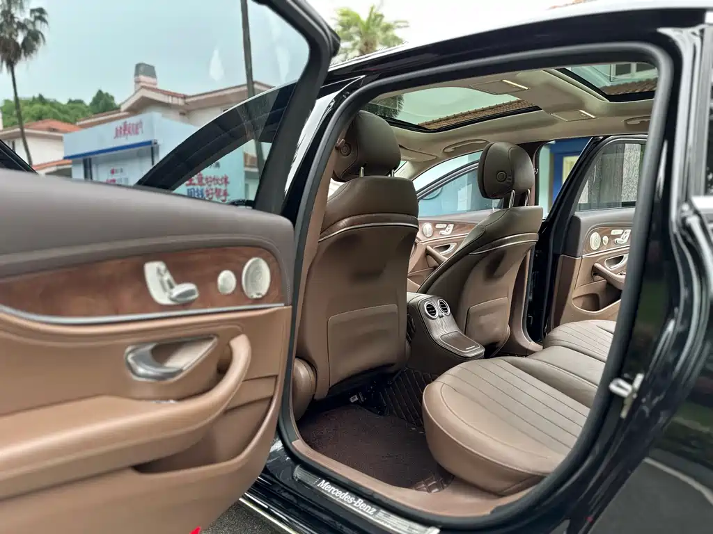 Mercedes-Benz E-Class 2023 — фото 10