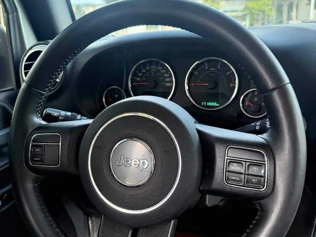 Jeep Wrangler 2016 — фото 14