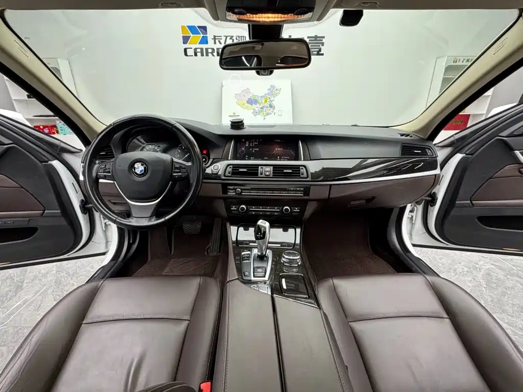 BMW 5 Series 2017 — фото 11
