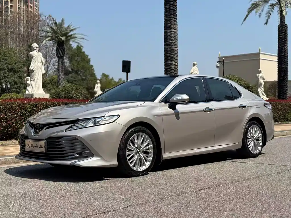 Toyota Camry 2020 — фото 1