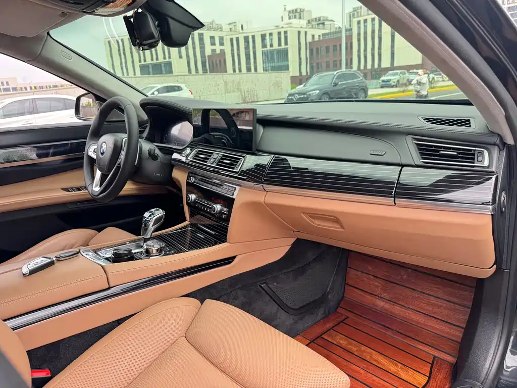 BMW 7 Series 2010 — фото 18