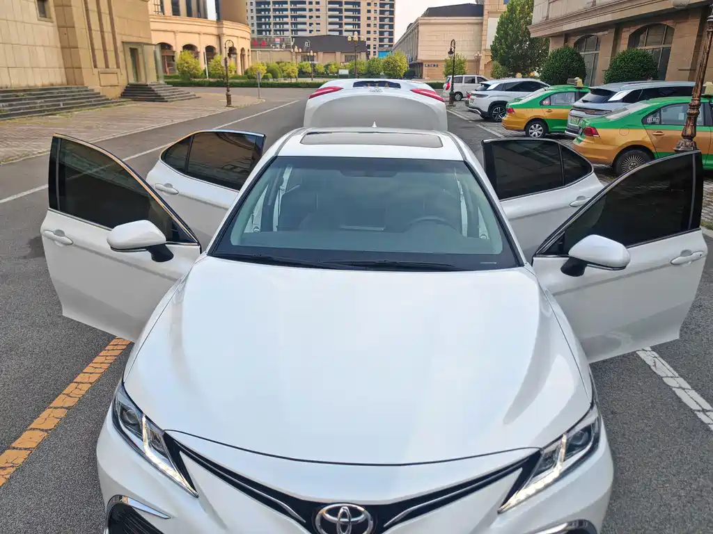Toyota Camry 2022 — фото 8