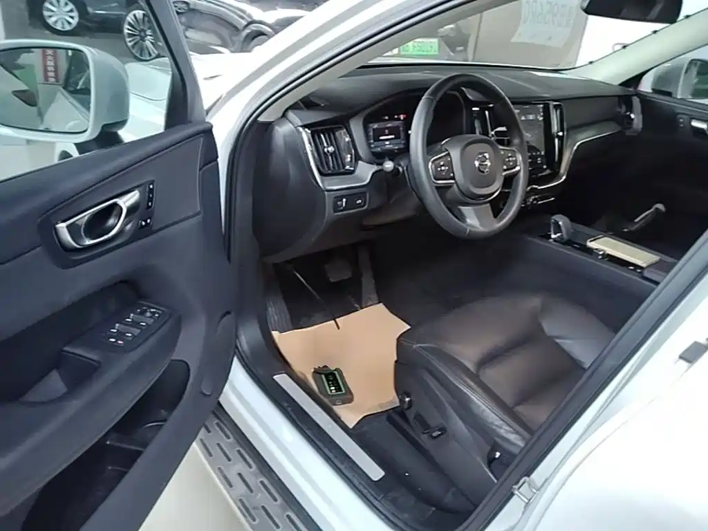 Volvo XC60 2022 — фото 16