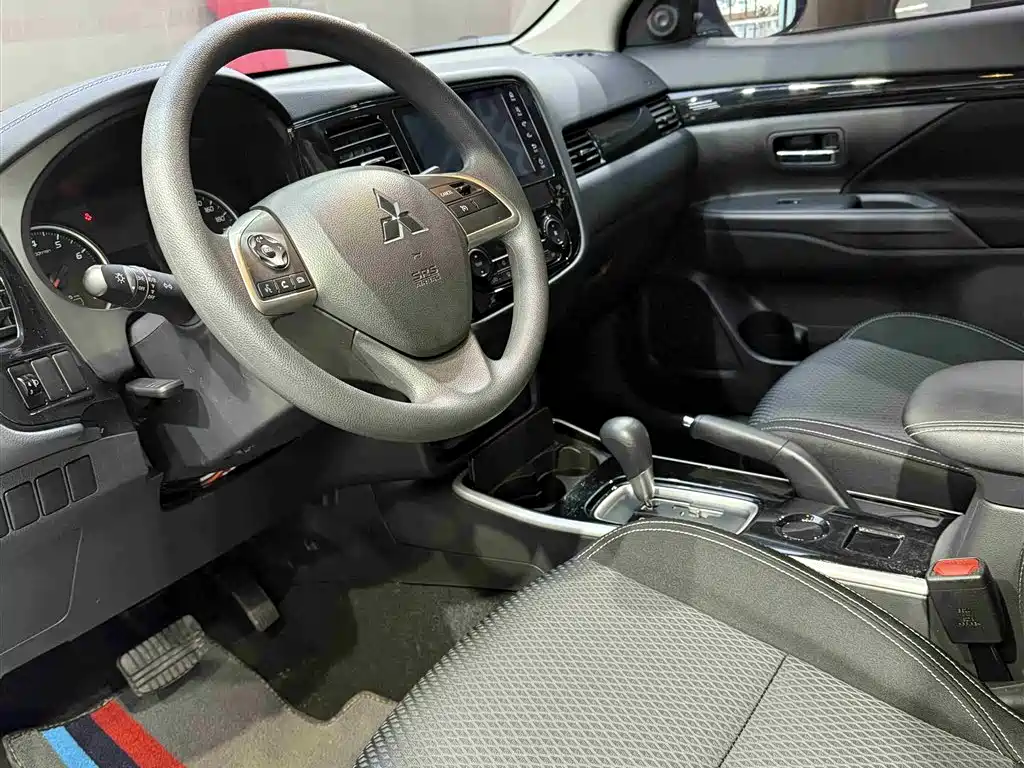 Mitsubishi Outlander 2022 — фото 7