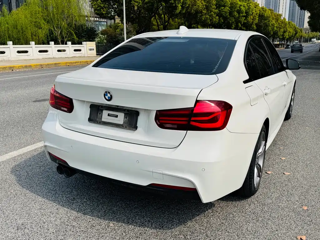 BMW 3 Series 2018 — фото 12