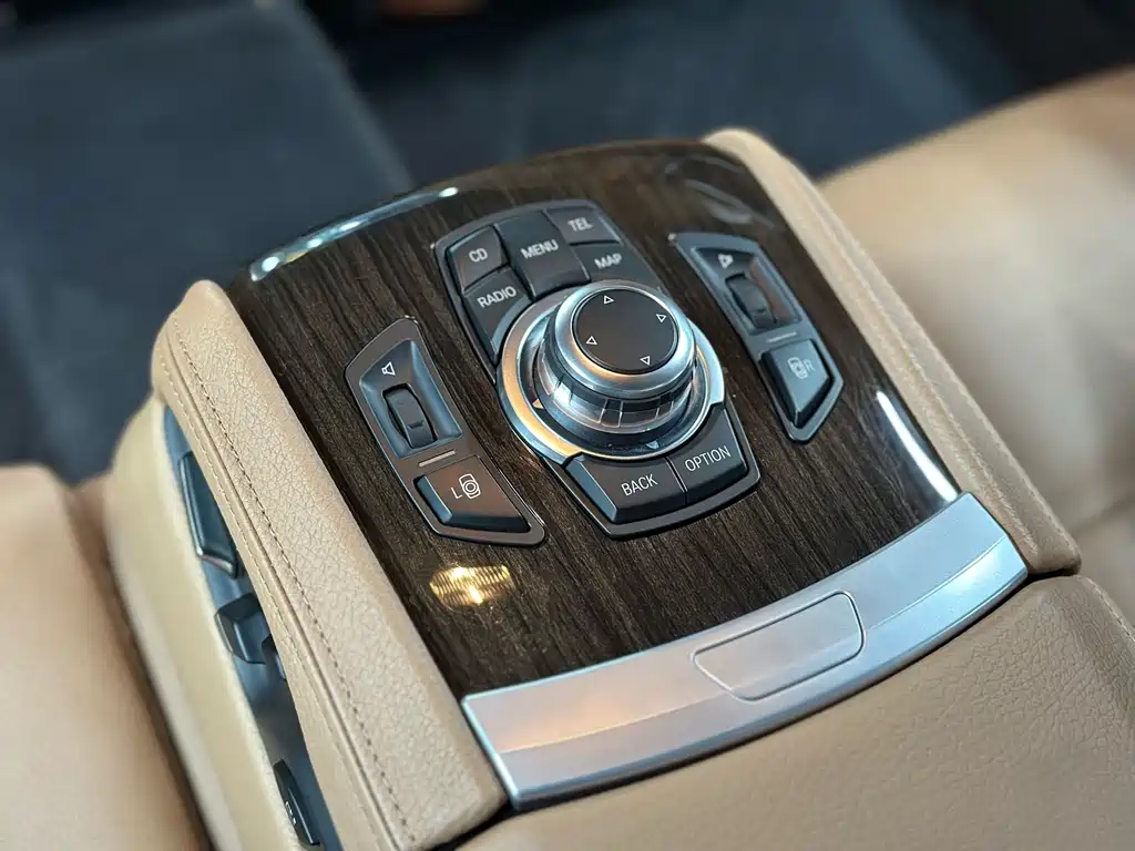 BMW 7 Series 2012 — фото 23