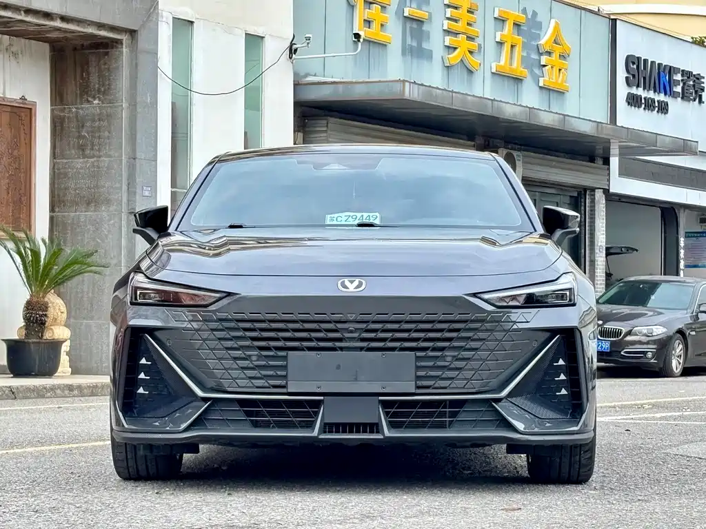 Changan UNI-V 2023 — фото 1