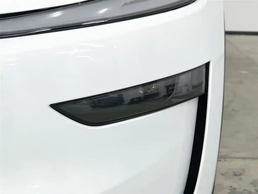 Tesla Model Y 2025 — фото 7