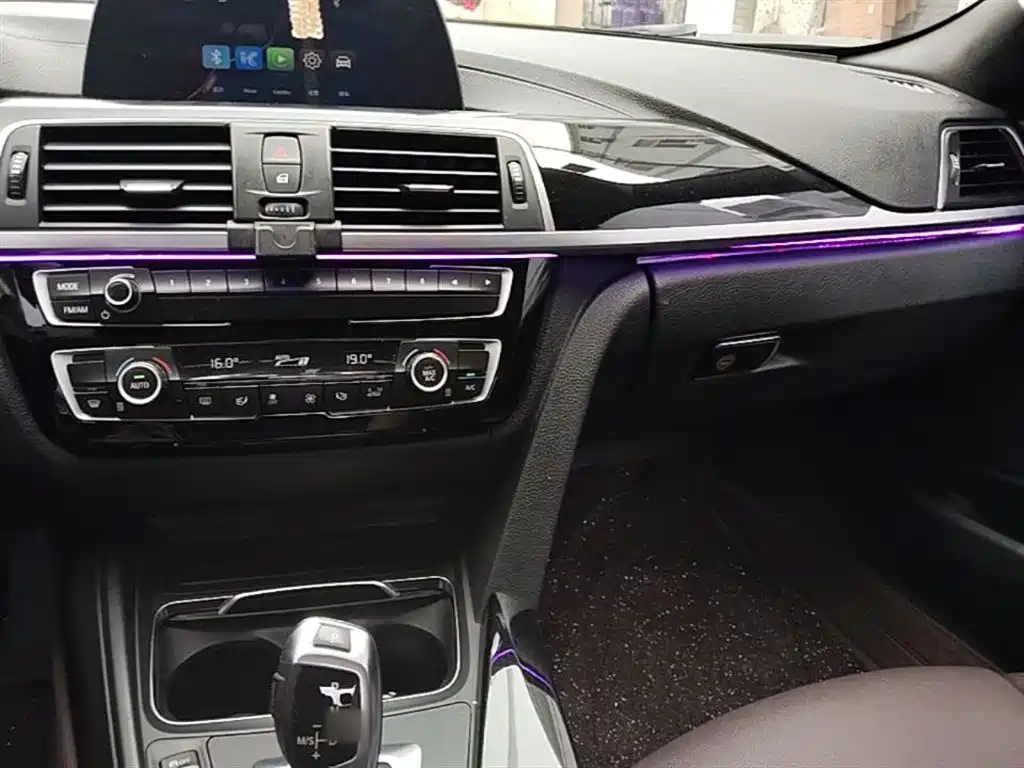 BMW 3 Series 2018 — фото 10