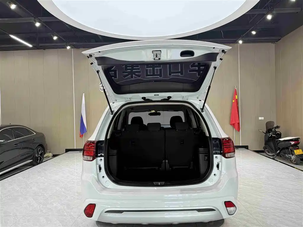 Mitsubishi Outlander 2022 — фото 13