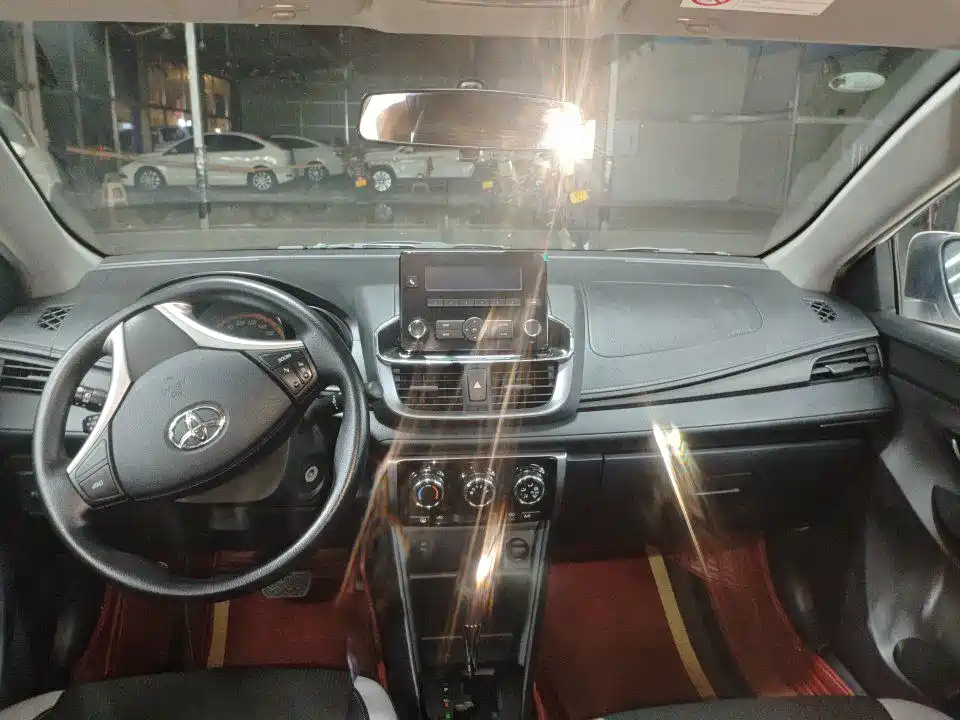 Toyota Yaris L 2023