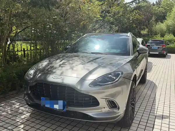 Aston Martin DBX 2022