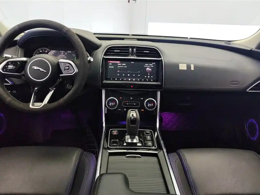 Jaguar XEL 2020 — фото 12